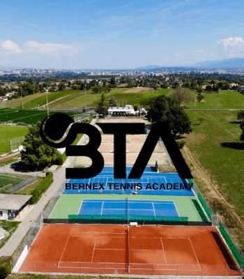 Image du logo BTA avec en fond plusieurs courts de tennis vus du ciel, en plein soleil, mix terre battue et herbe